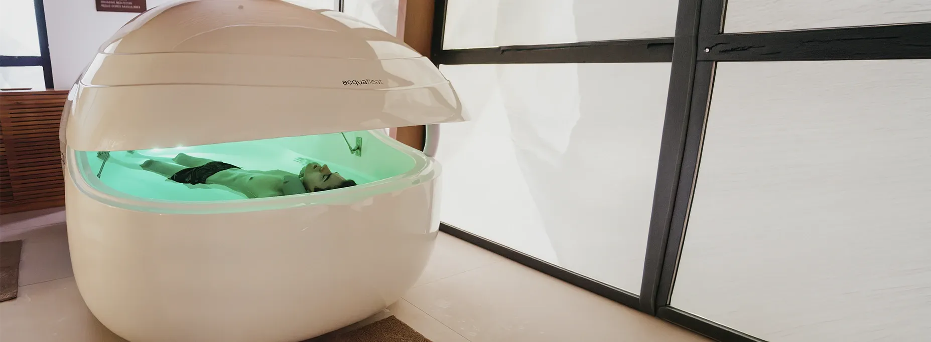 Cápsula Acqua Float com luz verde no showroom